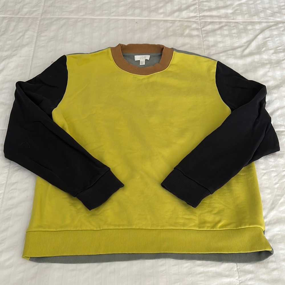 Used Sweatshirt, so cute and stylish! Comes from smoke free environment.